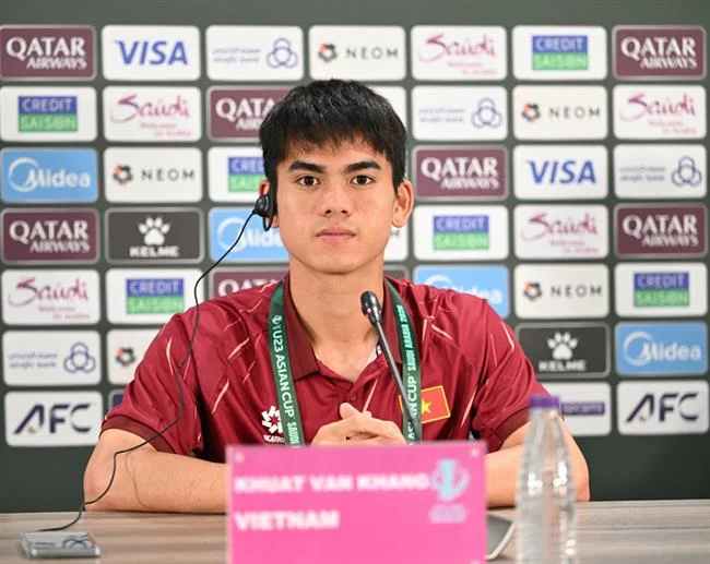 Sân quần vợt với hai vận động viên đang giao bóng, đại diện cho cá cược quần vợt chuyên nghiệp tại c54 thể thao.